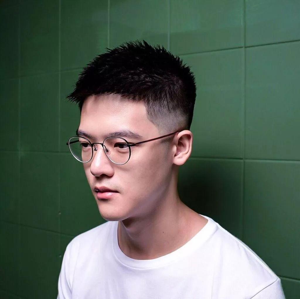 最新款男士發(fā)型，引領(lǐng)潮流風(fēng)尚的發(fā)型設(shè)計