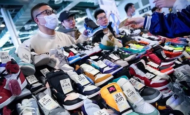 最新搶鞋,最新搶鞋熱潮，現象、挑戰(zhàn)與未來趨勢